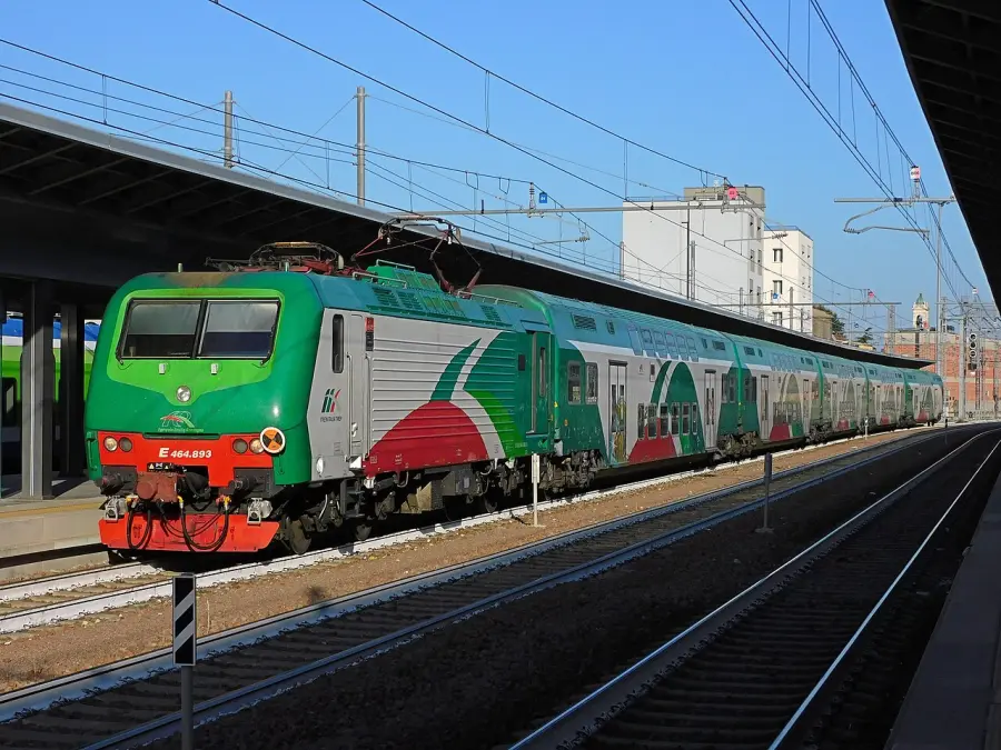 Furto su treno regionale a Brescia, arrestati due uomini irregolari dopo aggressione agli agenti