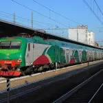 Furto su treno regionale a Brescia, arrestati due uomini irregolari dopo aggressione agli agenti