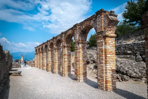 Sirmione: cosa fare e cosa vedere tra le Grotte di Catullo e le terme