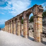 Sirmione: cosa fare e cosa vedere tra le Grotte di Catullo e le terme