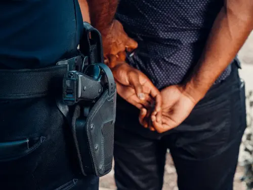 Brescia, aggredisce addetto e agenti: denunciato 24enne
