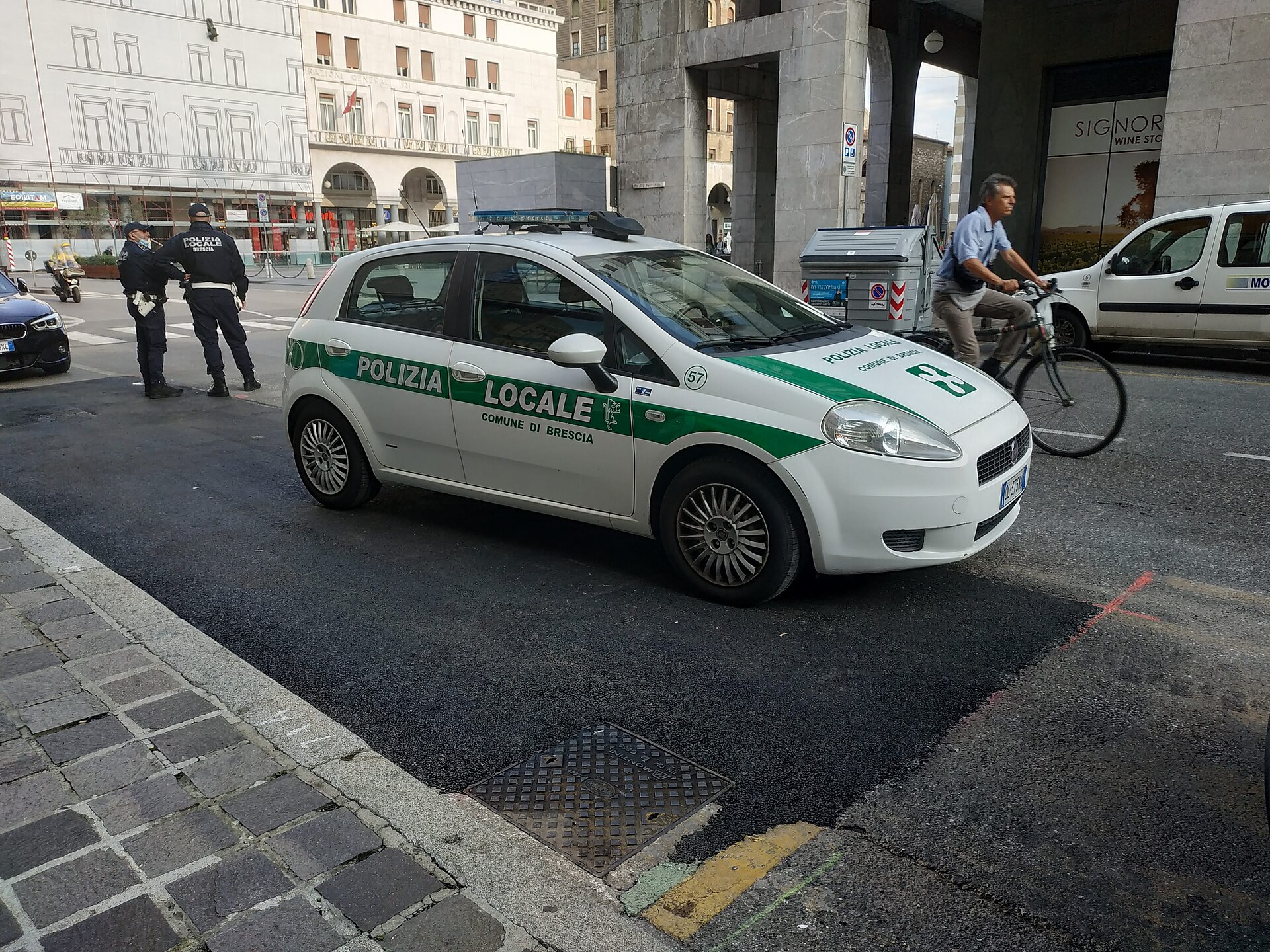 Brescia, passante attirato con grida d’aiuto: due arresti