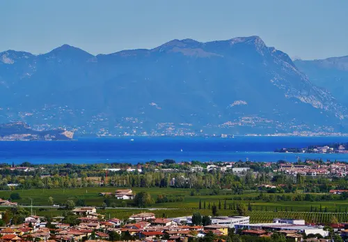 Desenzano, sgomberato accampamento abusivo sul litorale